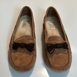 UGG Meena Moccasin Flat Shoes Slippers Tan Suede Bow Size 8